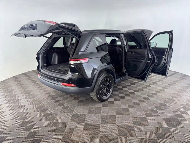 Used 2024 Jeep Grand Cherokee Altitude AWD/4WD image 15