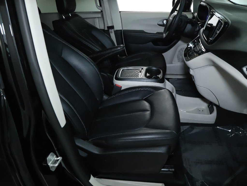 Used 2024 Chrysler Pacifica Touring-L image 34