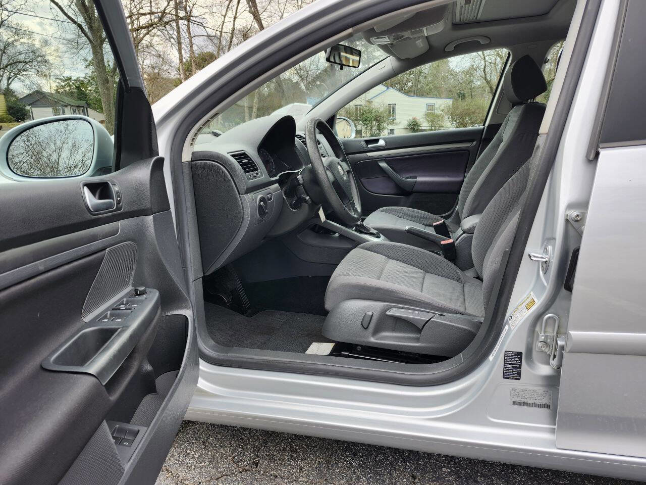 Used 2006 Volkswagen Rabbit 4-Door image 4