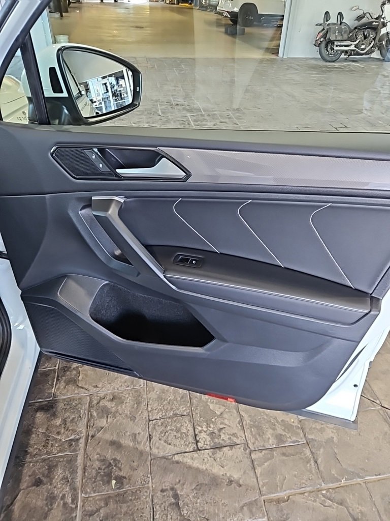 Used 2024 Volkswagen Tiguan SE w/ Panoramic Sunroof Package image 11