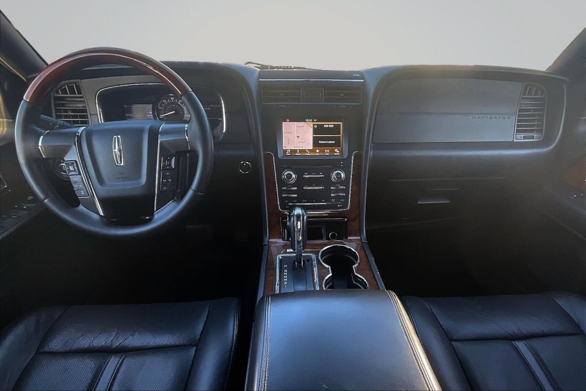 Used 2016 Lincoln Navigator Select image 16