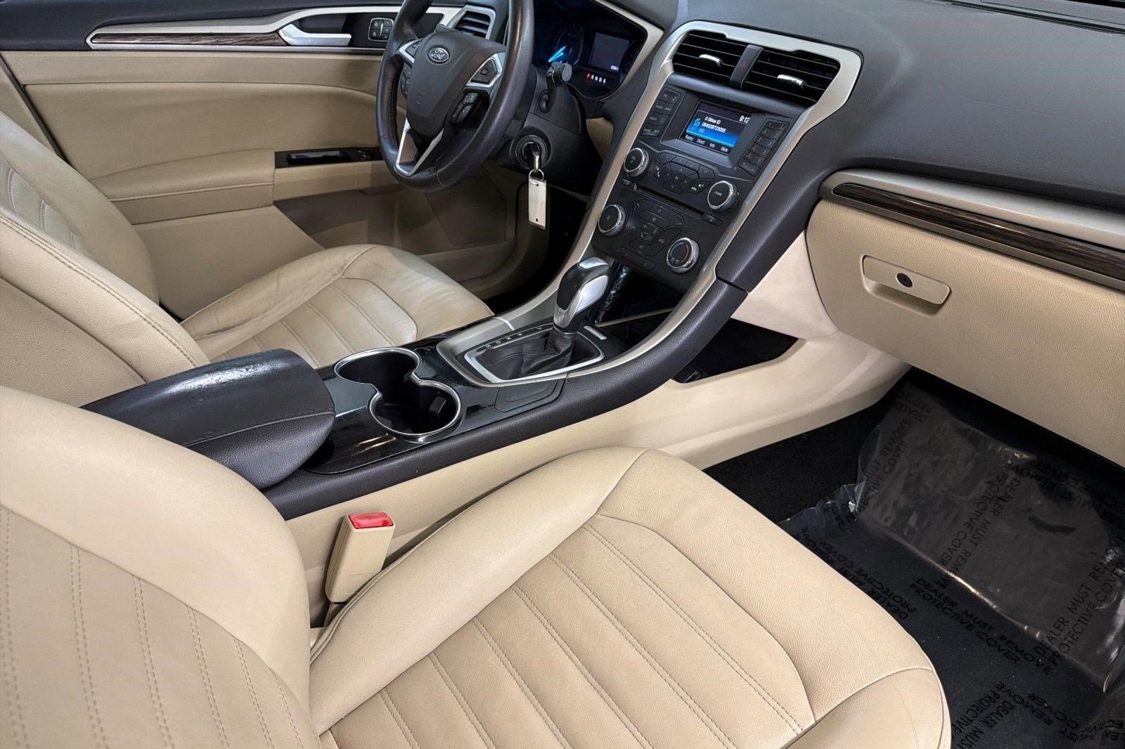 Used 2015 Ford Fusion SE w/ Equipment Group 202A FWD image 30