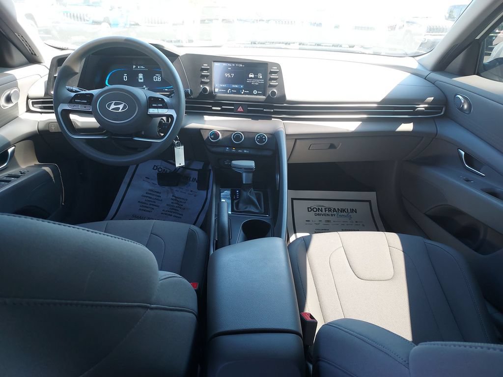 Used 2025 Hyundai Elantra SE FWD image 10