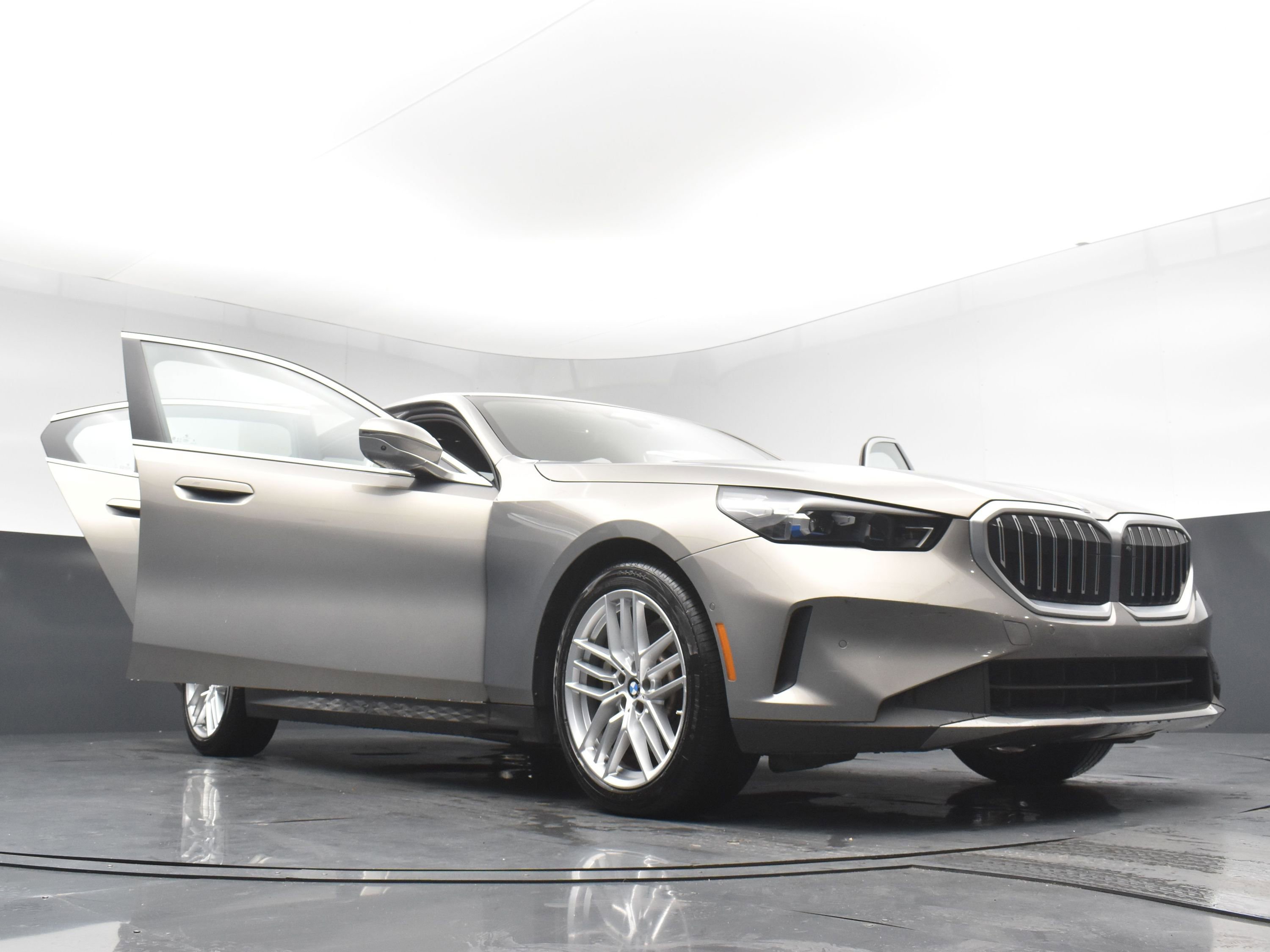 Used 2024 BMW 530i xDrive image 33