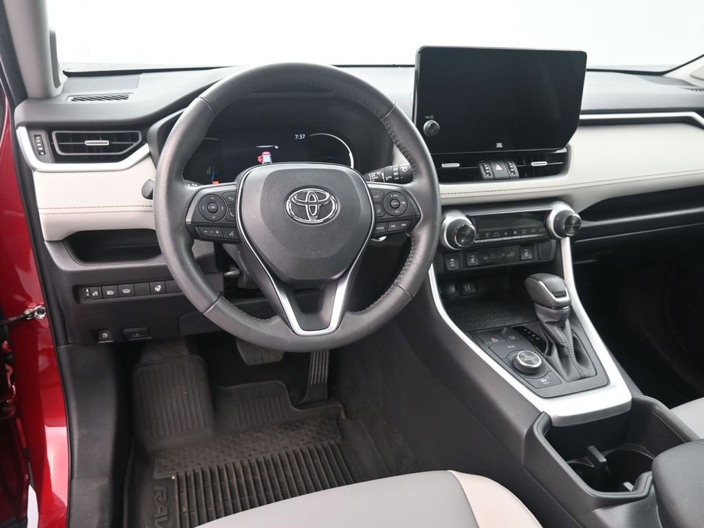 Used 2023 Toyota RAV4 XLE Premium image 16