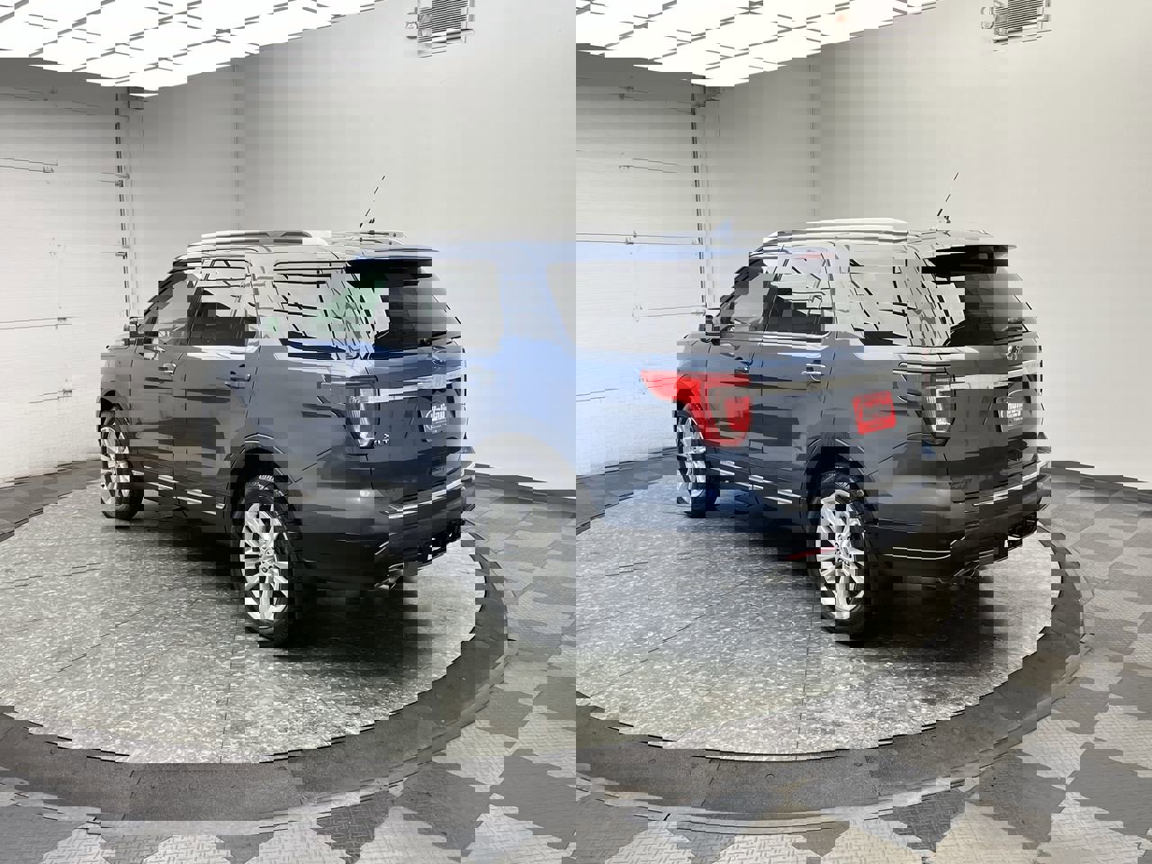 Used 2018 Ford Explorer XLT w/ Equipment Group 202A AWD/4WD image 2