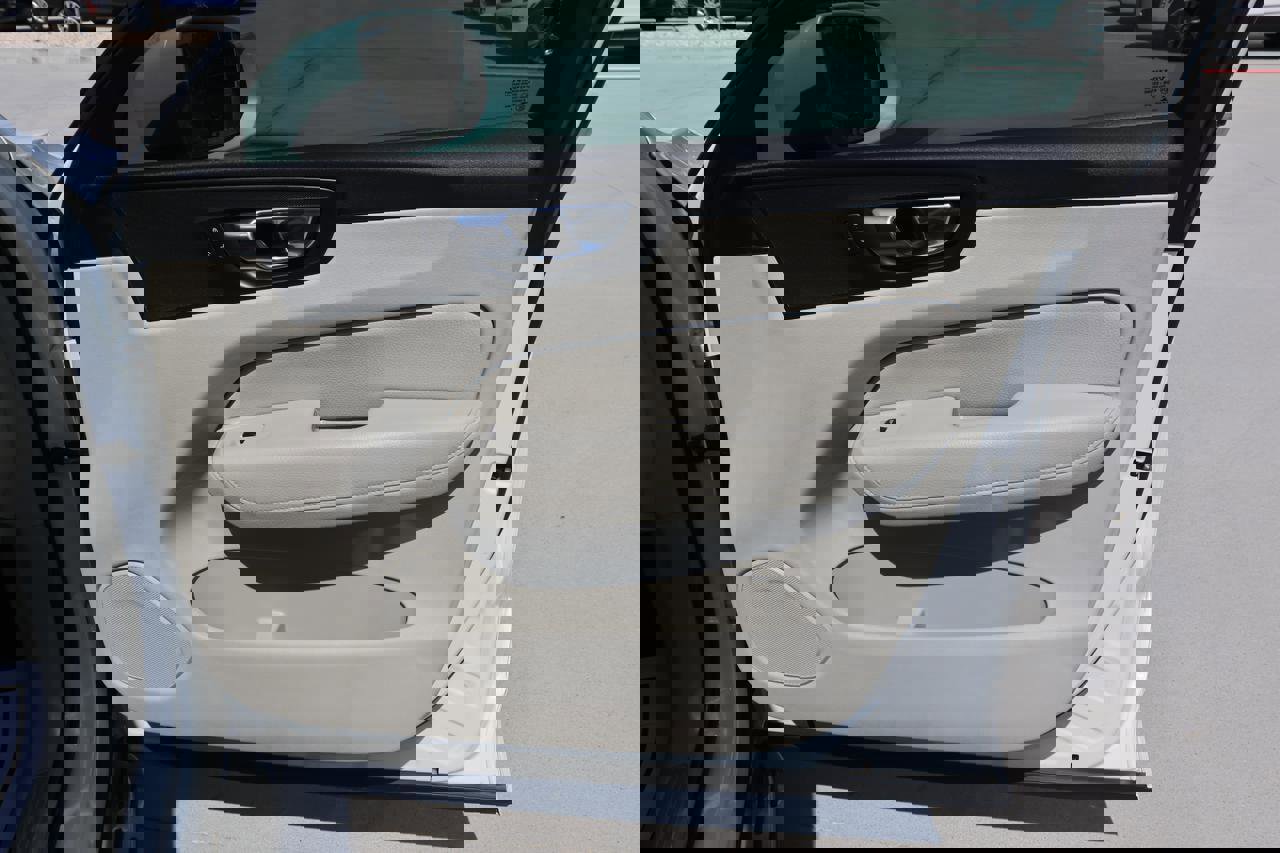 Used 2018 Volvo XC60 T6 Momentum w/ Convenience Package image 11