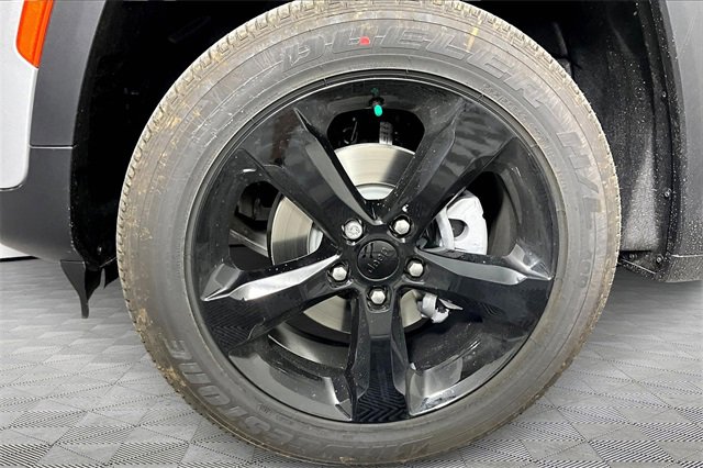 New 2025 Jeep Grand Cherokee Altitude image 13