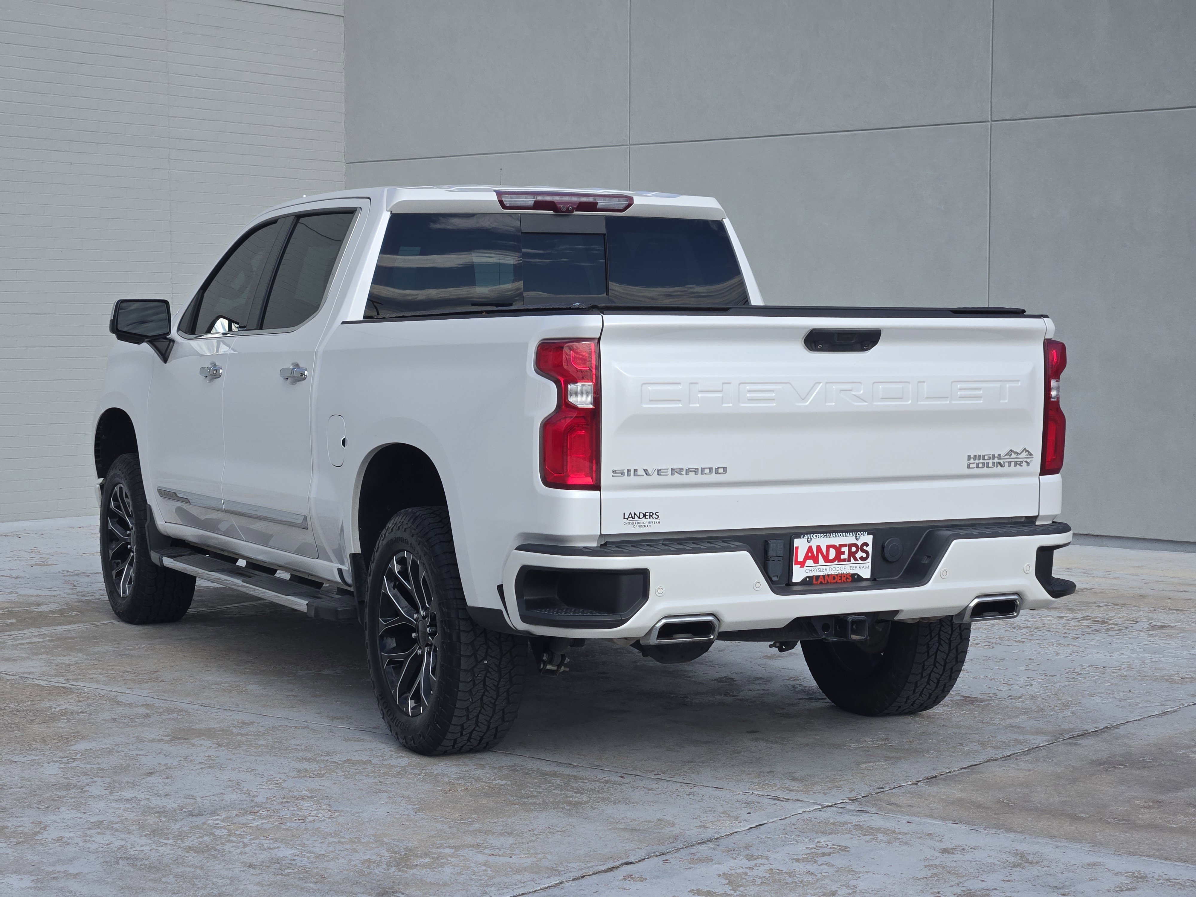 Used 2022 Chevrolet Silverado 1500 High Country w/ Technology Package image 6