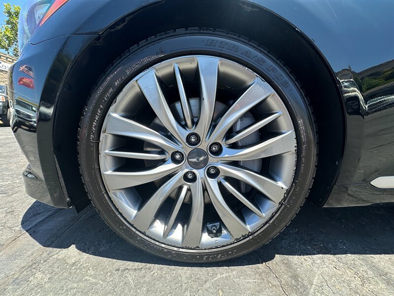 Used 2015 Hyundai Genesis 5.0 RWD image 9
