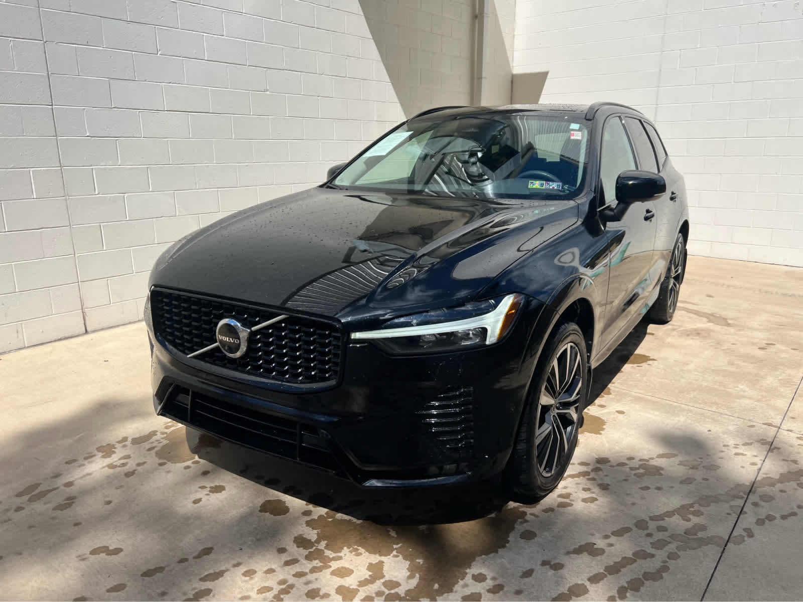 Used 2023 Volvo XC60 B5 Plus image 3