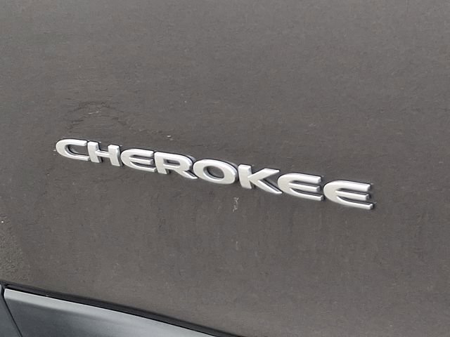 Used 2018 Jeep Cherokee Latitude Plus AWD/4WD image 36