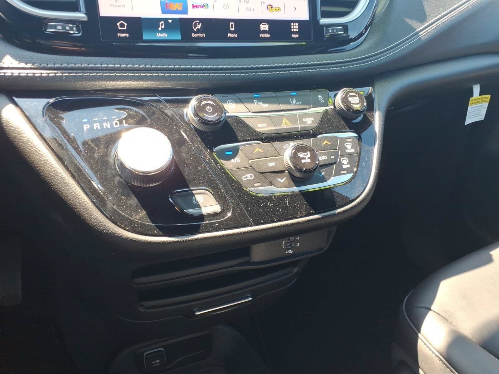 New 2027 Chrysler Pacifica Select FWD image 16