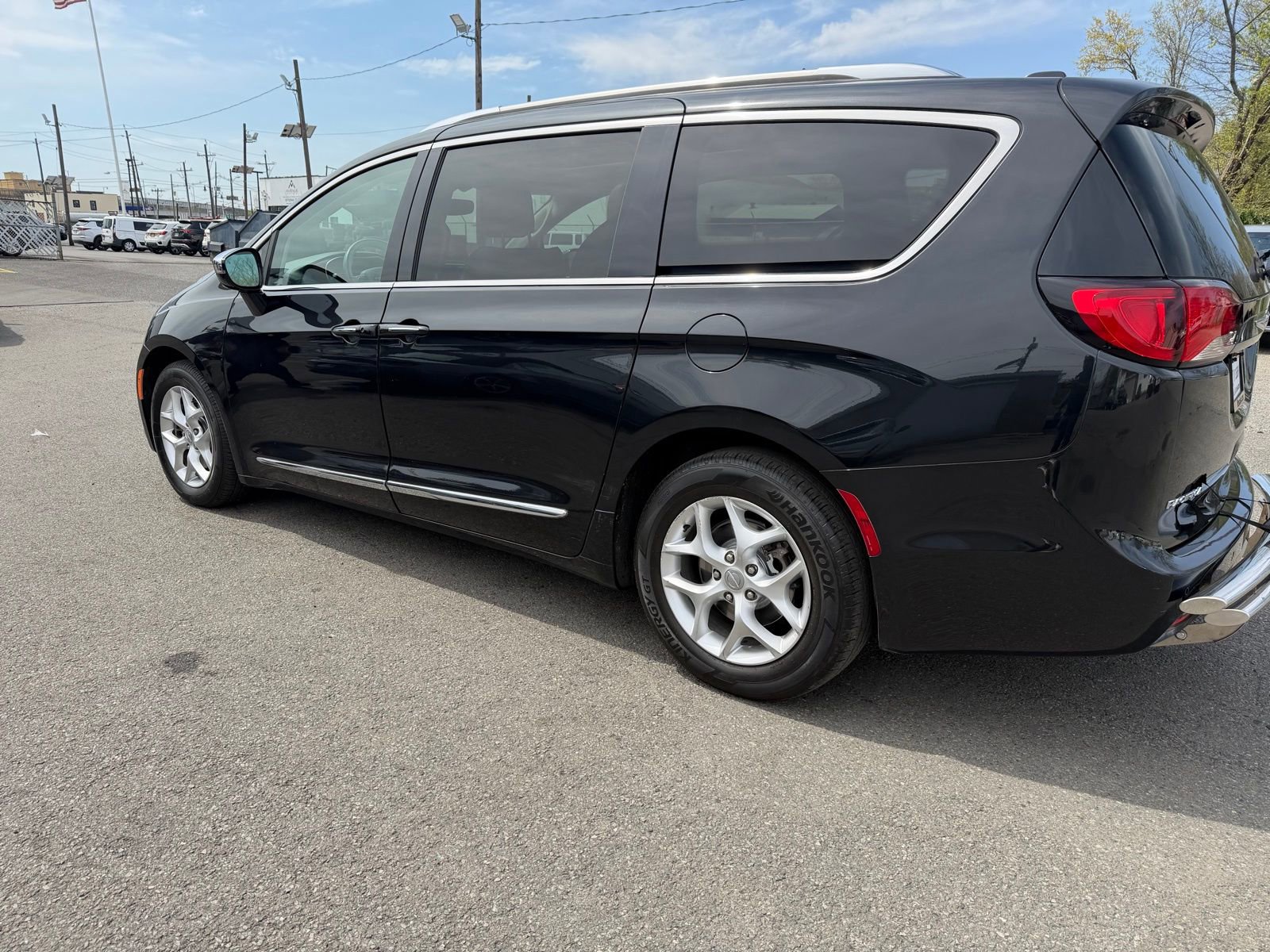 Used 2020 Chrysler Pacifica Limited image 3