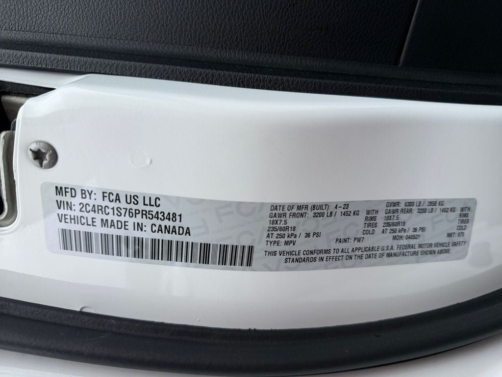Used 2023 Chrysler Pacifica Limited w/ Uconnect Theater Family Group FWD image 36