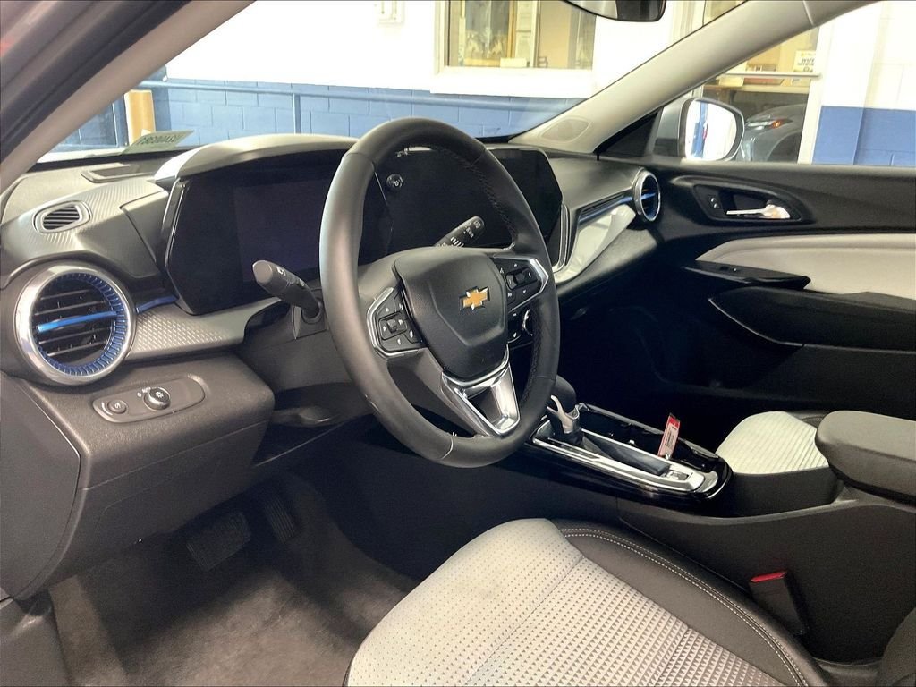 Used 2025 Chevrolet Trax LT w/ LT Convenience Package FWD image 8
