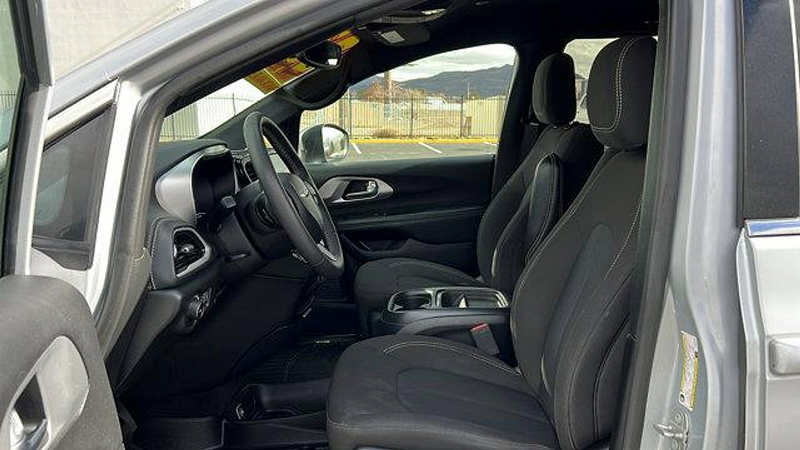 Used 2023 Chrysler Pacifica Touring image 27