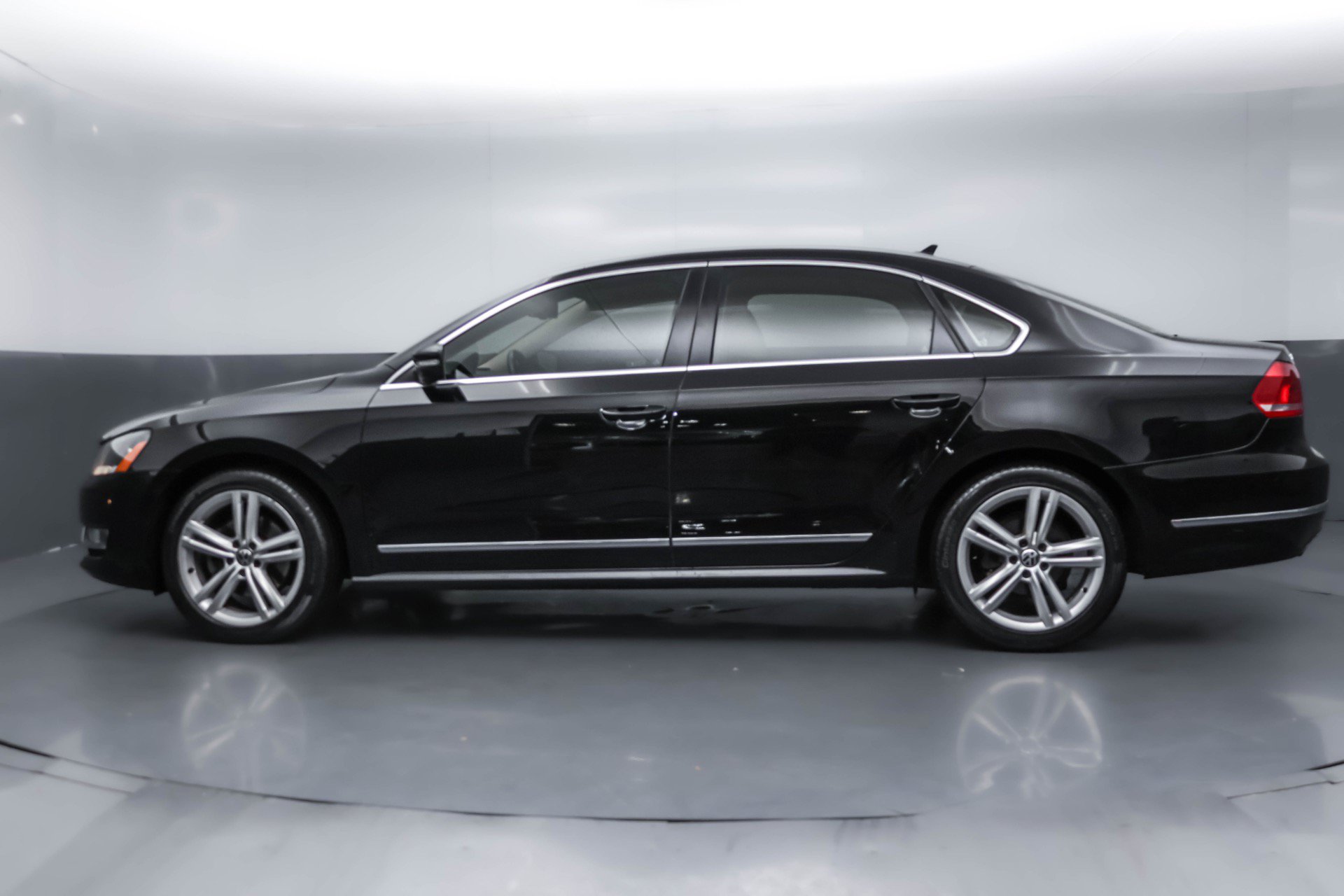 Used 2013 Volkswagen Passat TDI SEL Premium FWD image 2