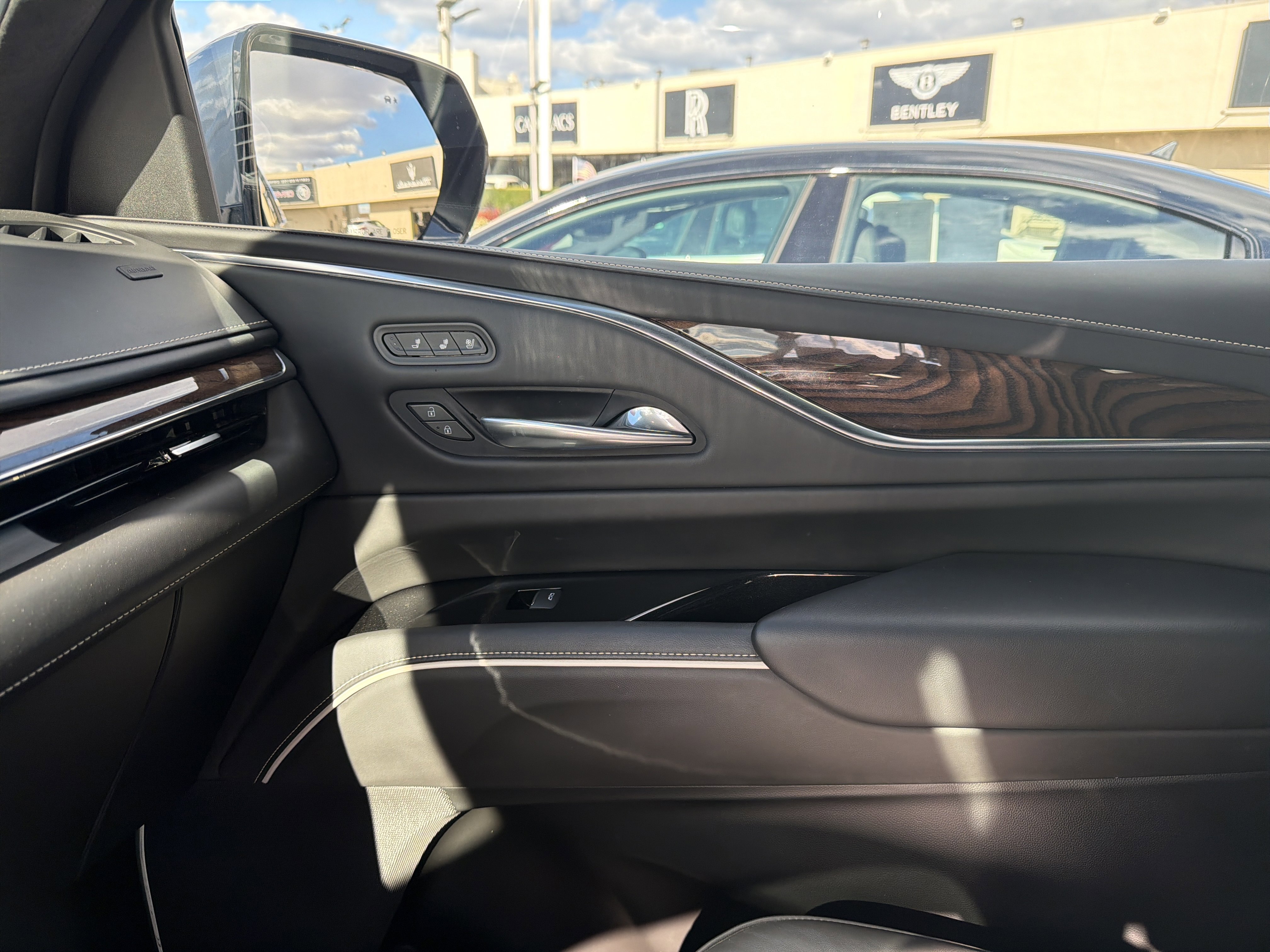 Used 2022 Cadillac Escalade ESV Premium Luxury Platinum image 22