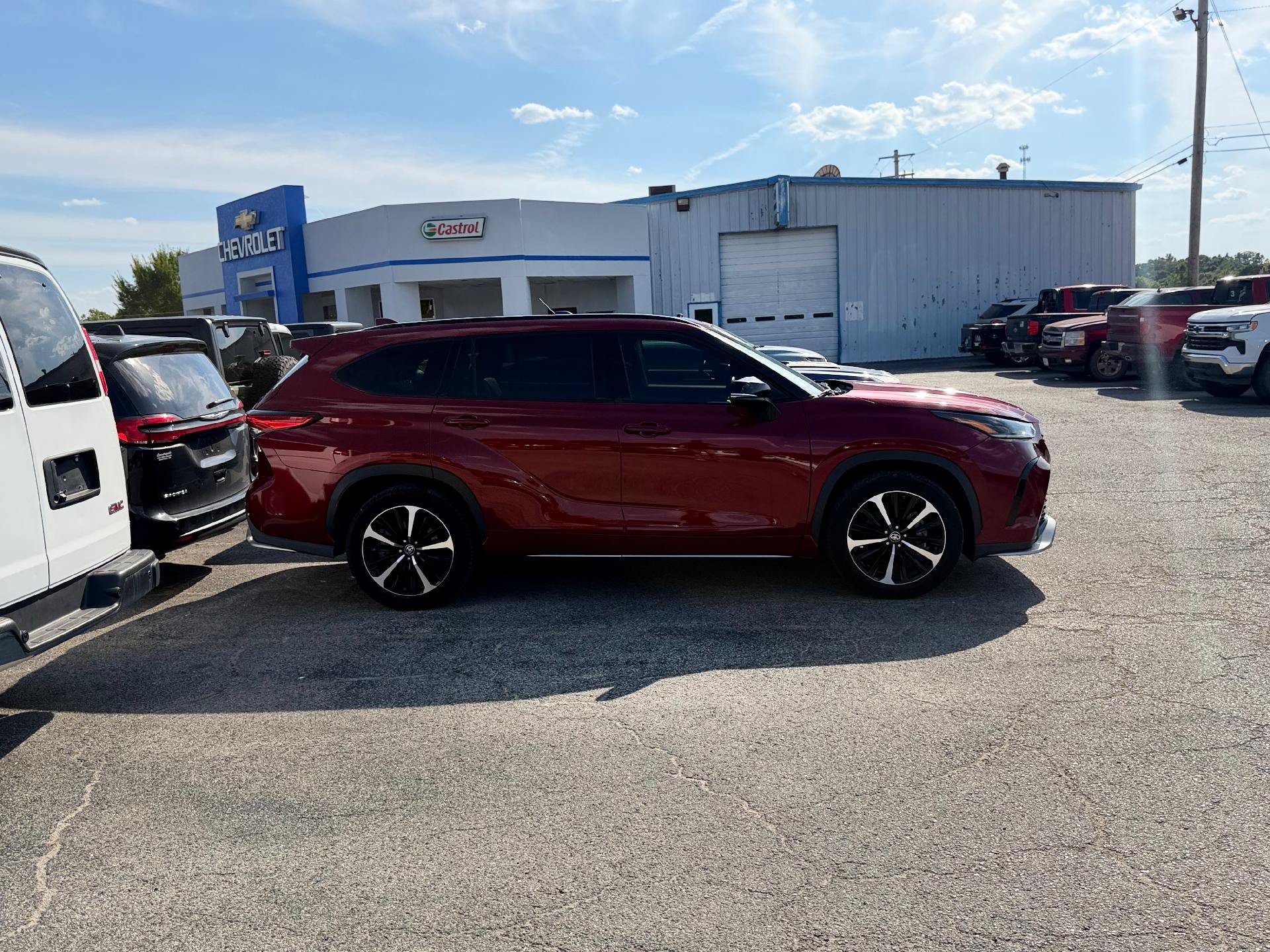 Used 2021 Toyota Highlander XSE FWD image 3