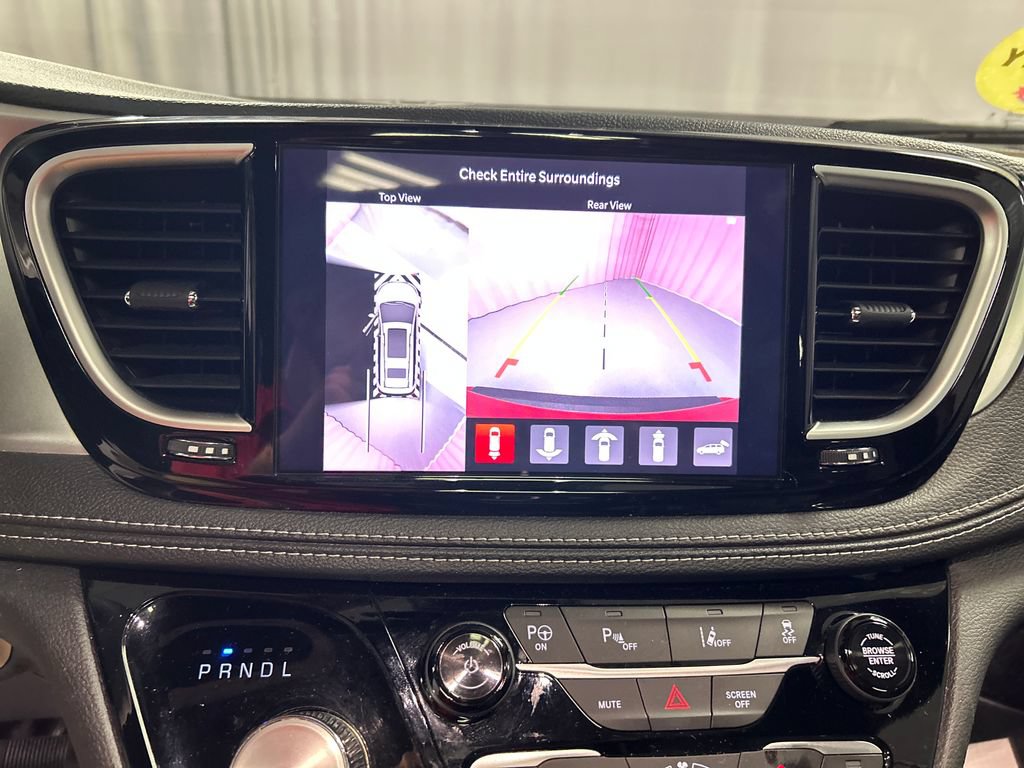 Used 2025 Chrysler Pacifica Premium FWD image 18