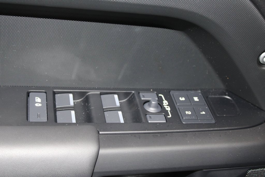 Used 2025 Land Rover Defender 110 X-Dynamic SE image 8