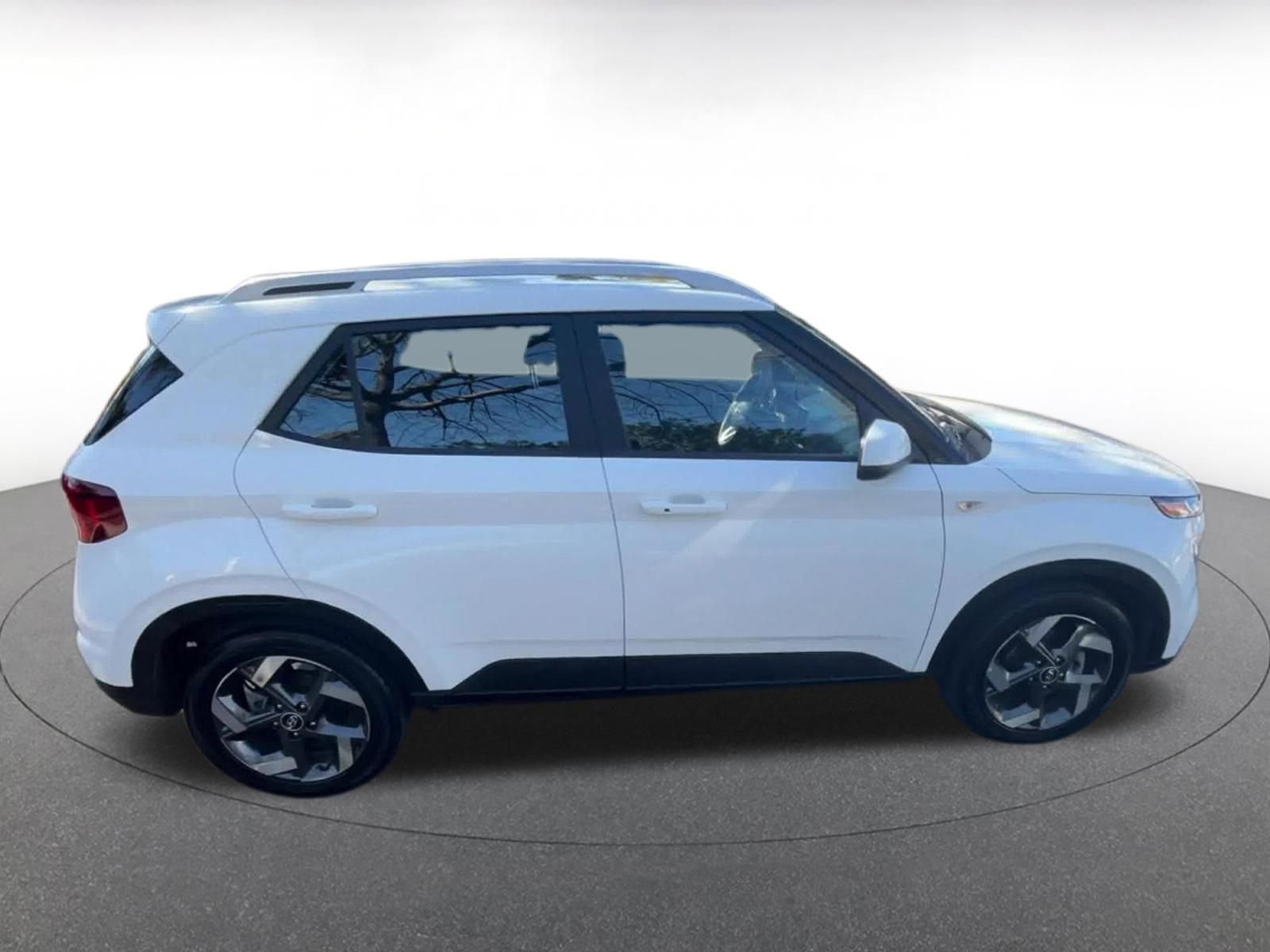 Used 2025 Hyundai Venue SEL image 16
