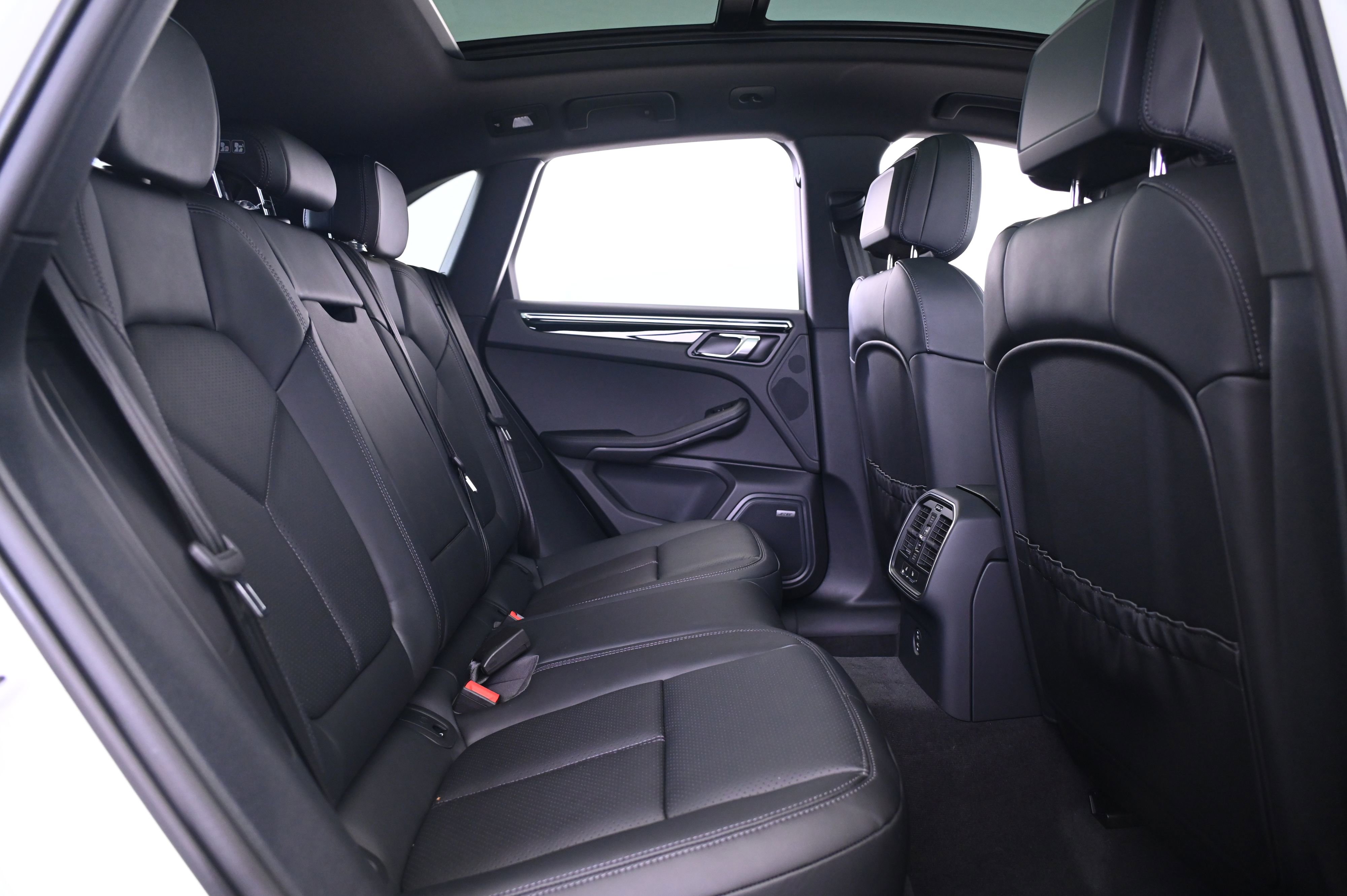 Certified 2025 Porsche Macan image 22