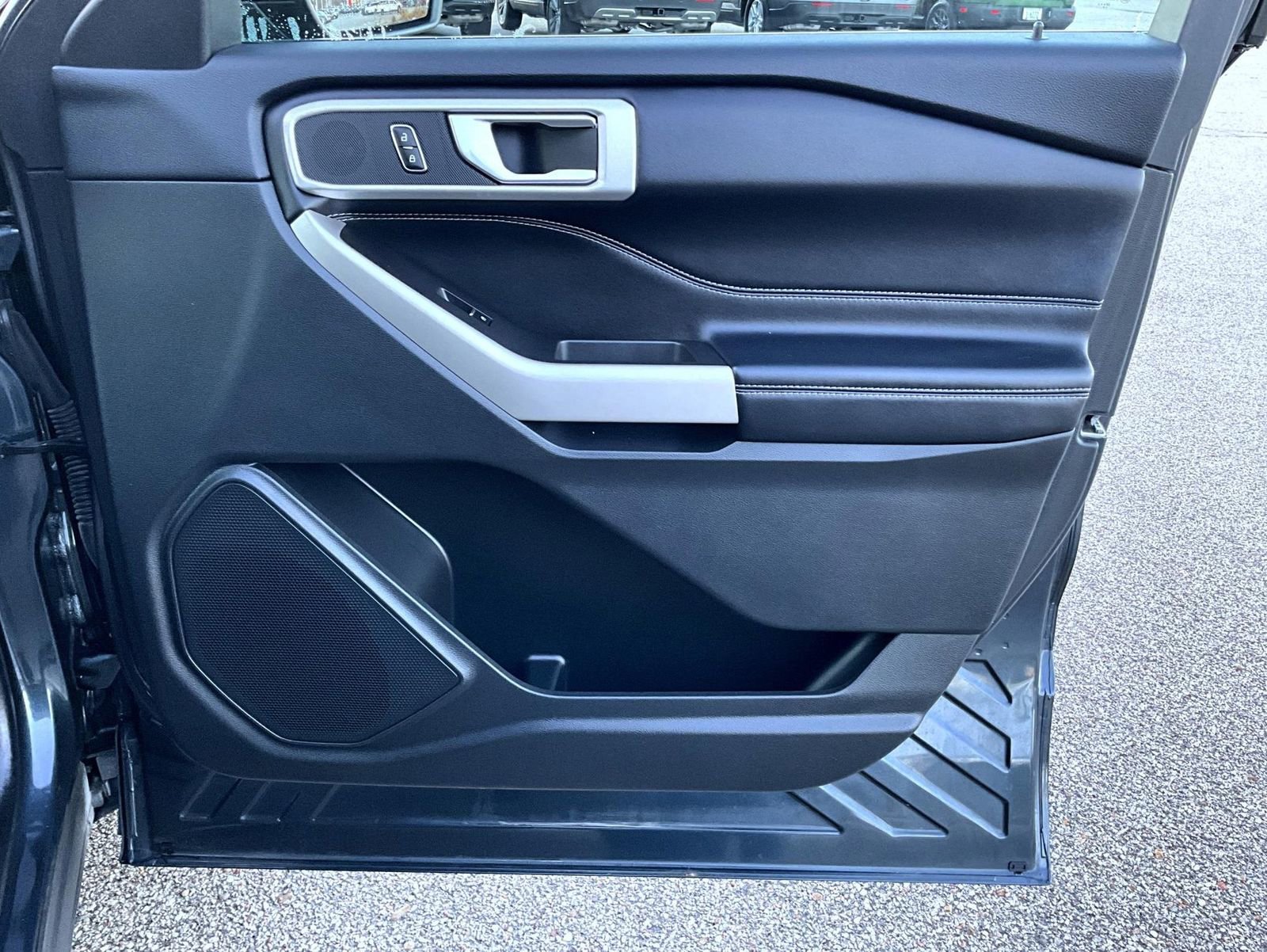 Used 2023 Ford Explorer XLT image 17