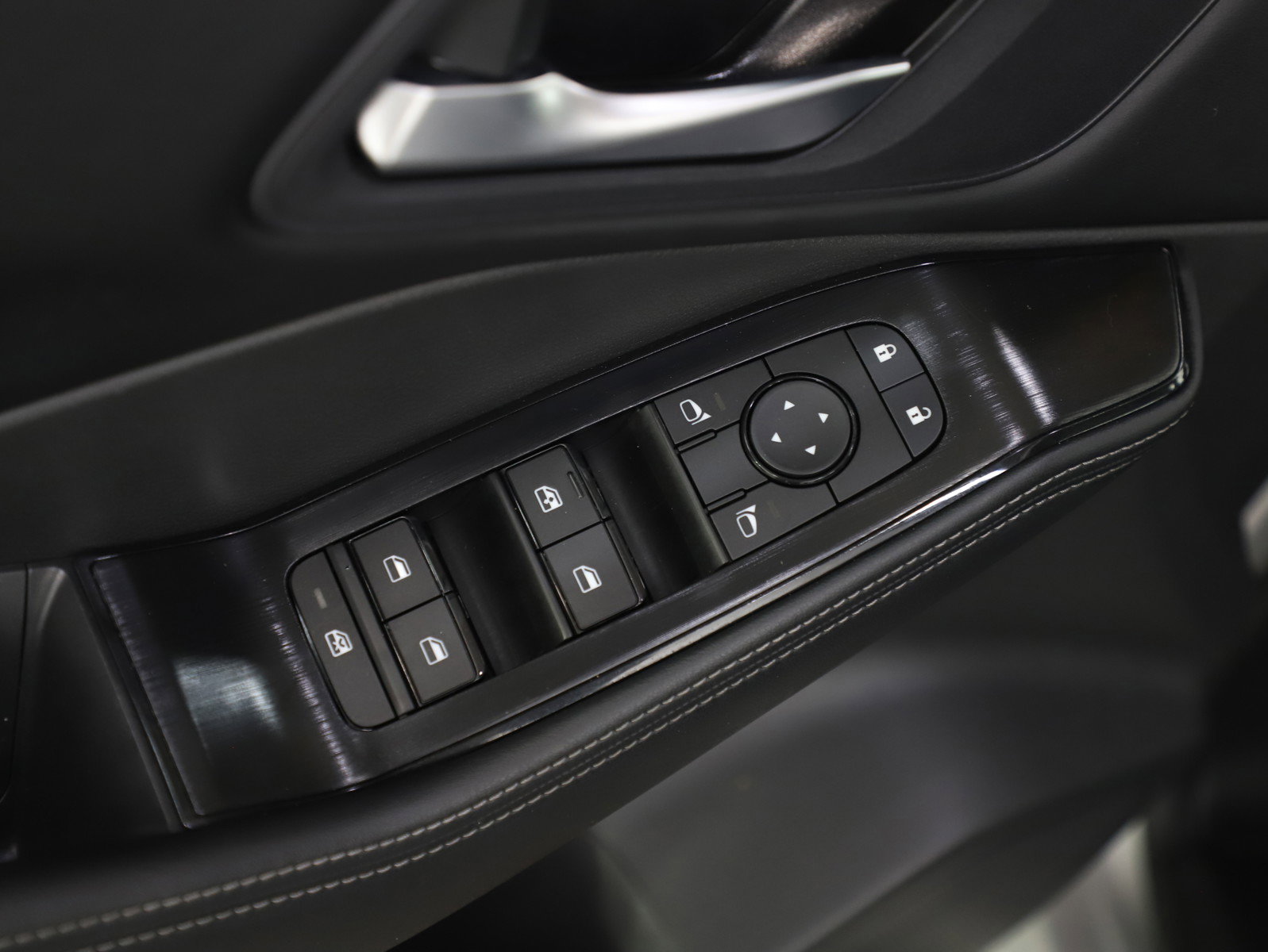 Used 2025 Nissan Rogue SV image 20