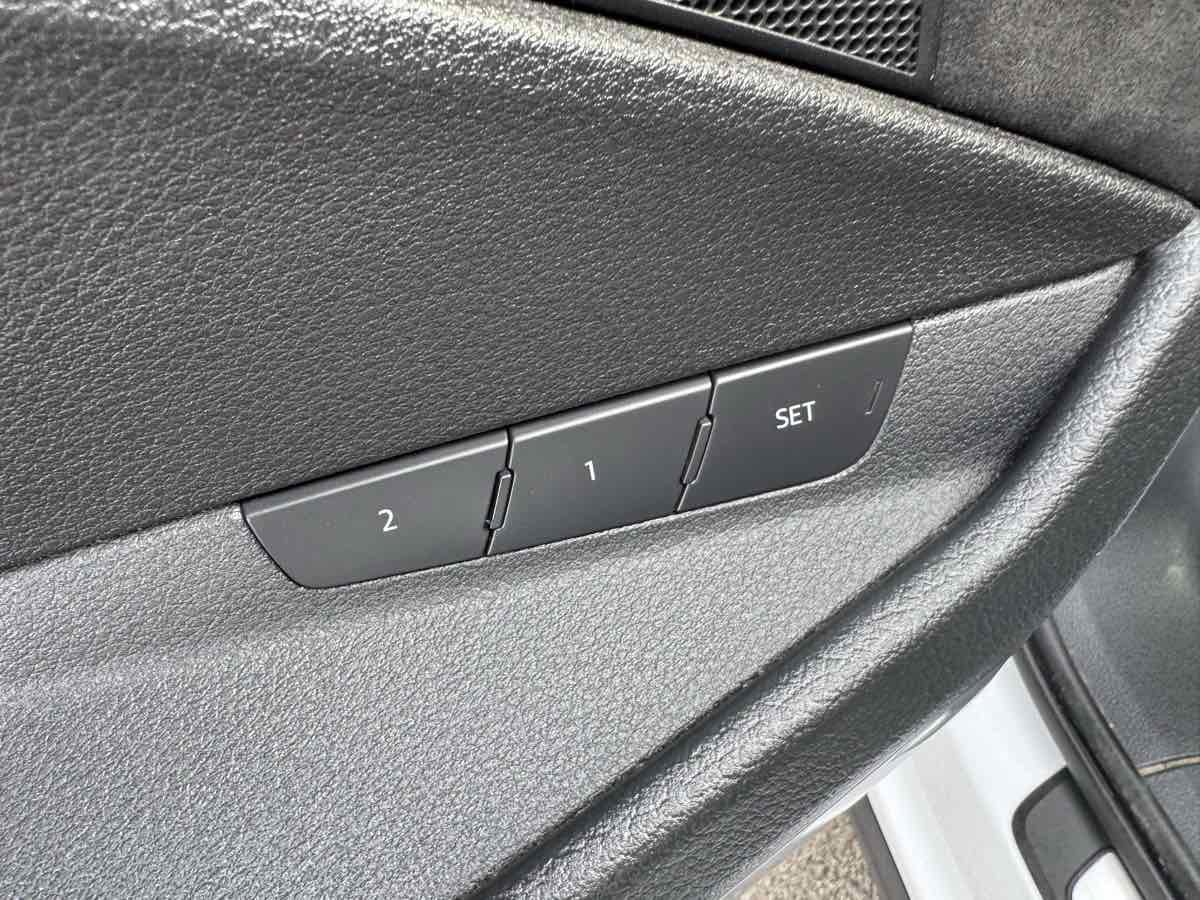 Used 2019 Audi e-tron Prestige w/ Prestige Package image 27