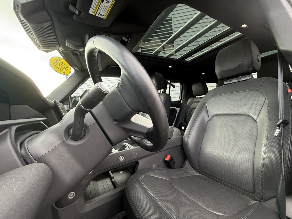 Used 2023 Land Rover Defender 130 X-Dynamic SE image 4