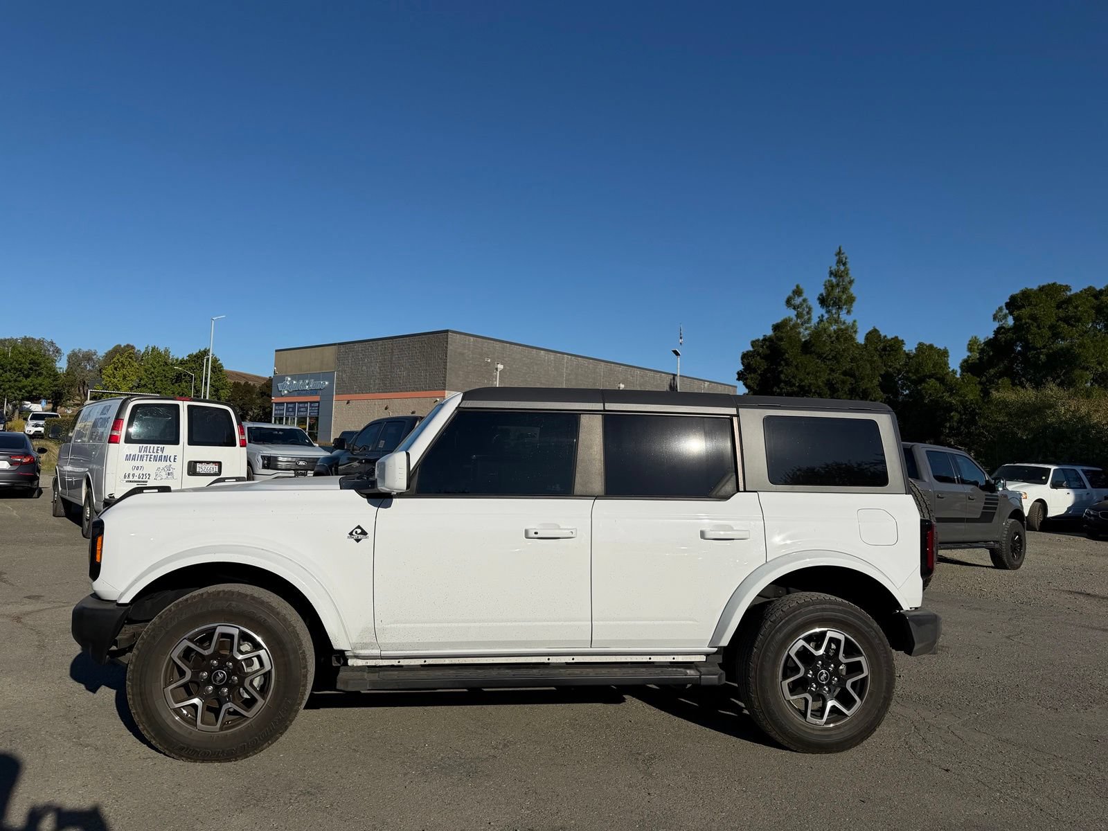 Used 2024 Ford Bronco Outer Banks AWD/4WD image 2