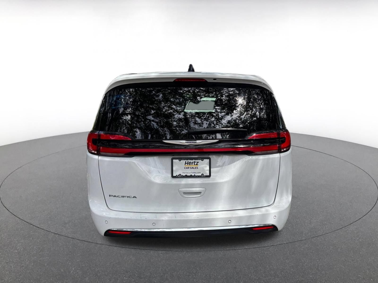 Used 2024 Chrysler Pacifica Touring-L FWD image 9