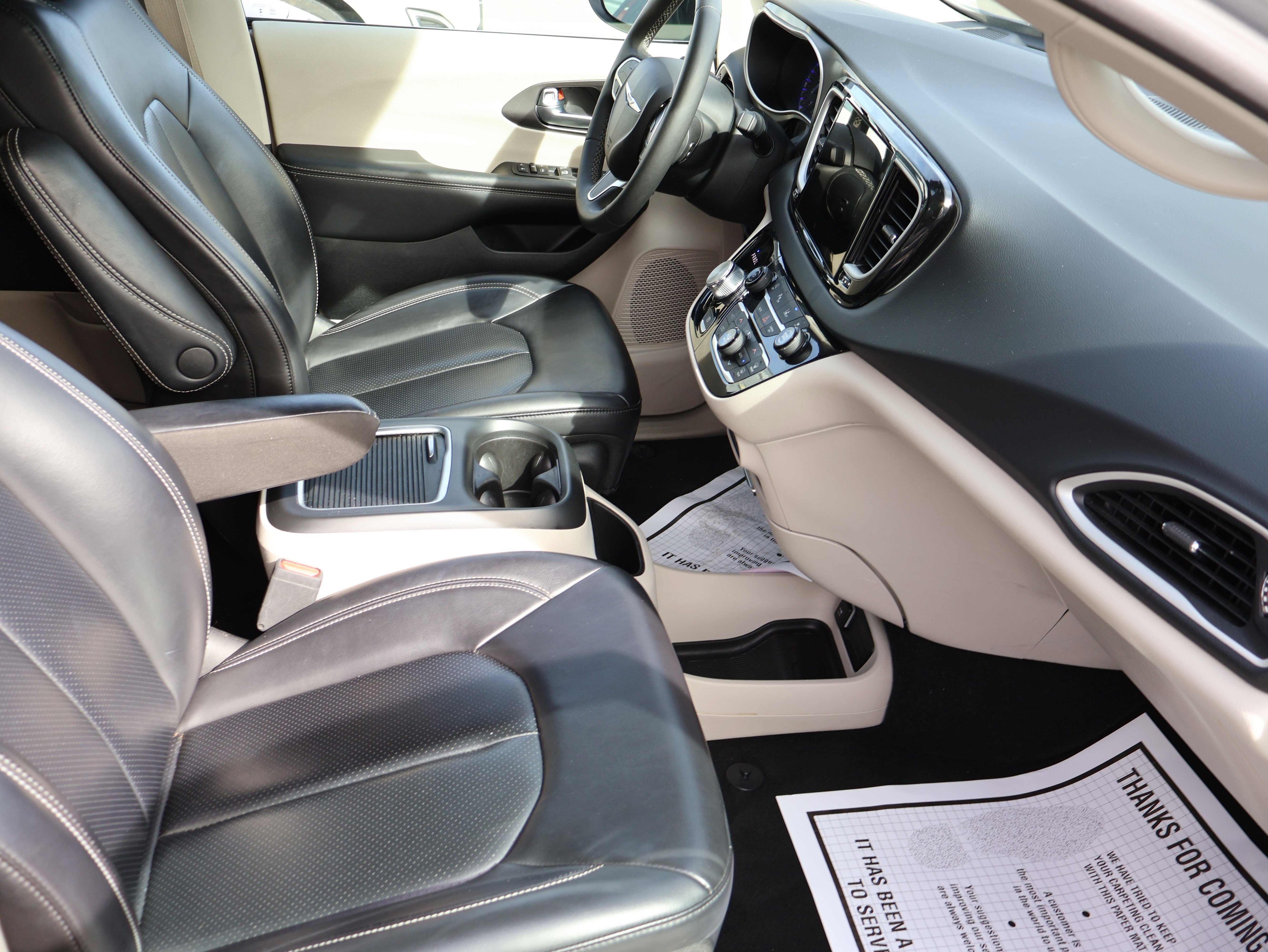 Used 2023 Chrysler Pacifica Touring-L image 10