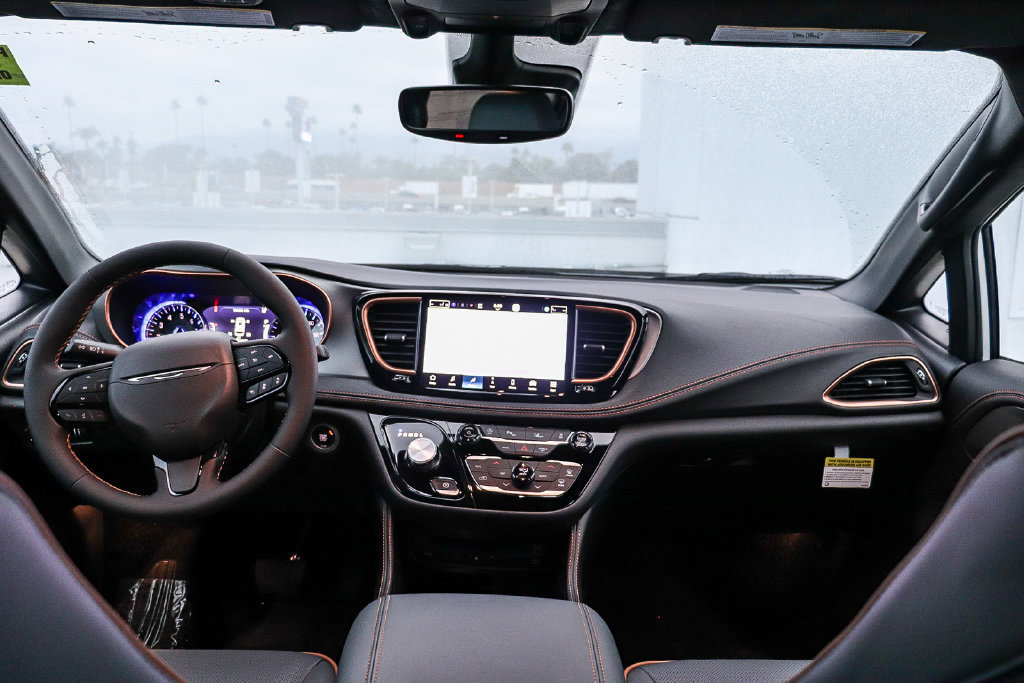 New 2027 Chrysler Pacifica Pinnacle w/ Theater Group FWD image 13