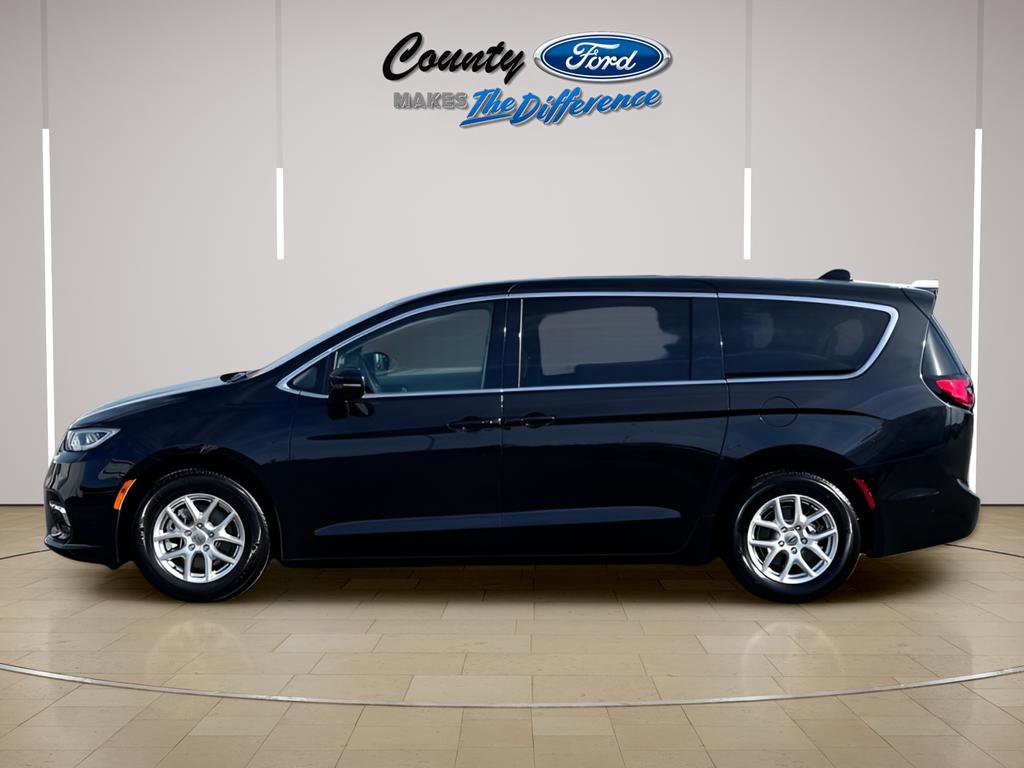 Used 2023 Chrysler Pacifica Touring-L FWD image 3