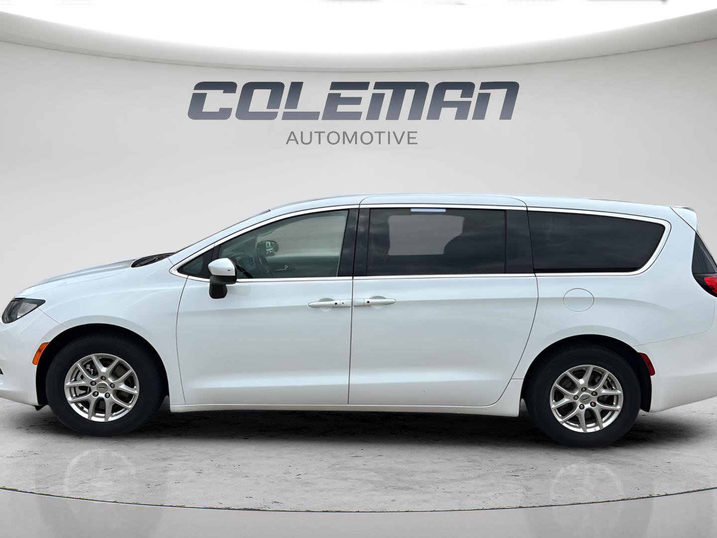 Used 2022 Chrysler Voyager LX FWD image 8