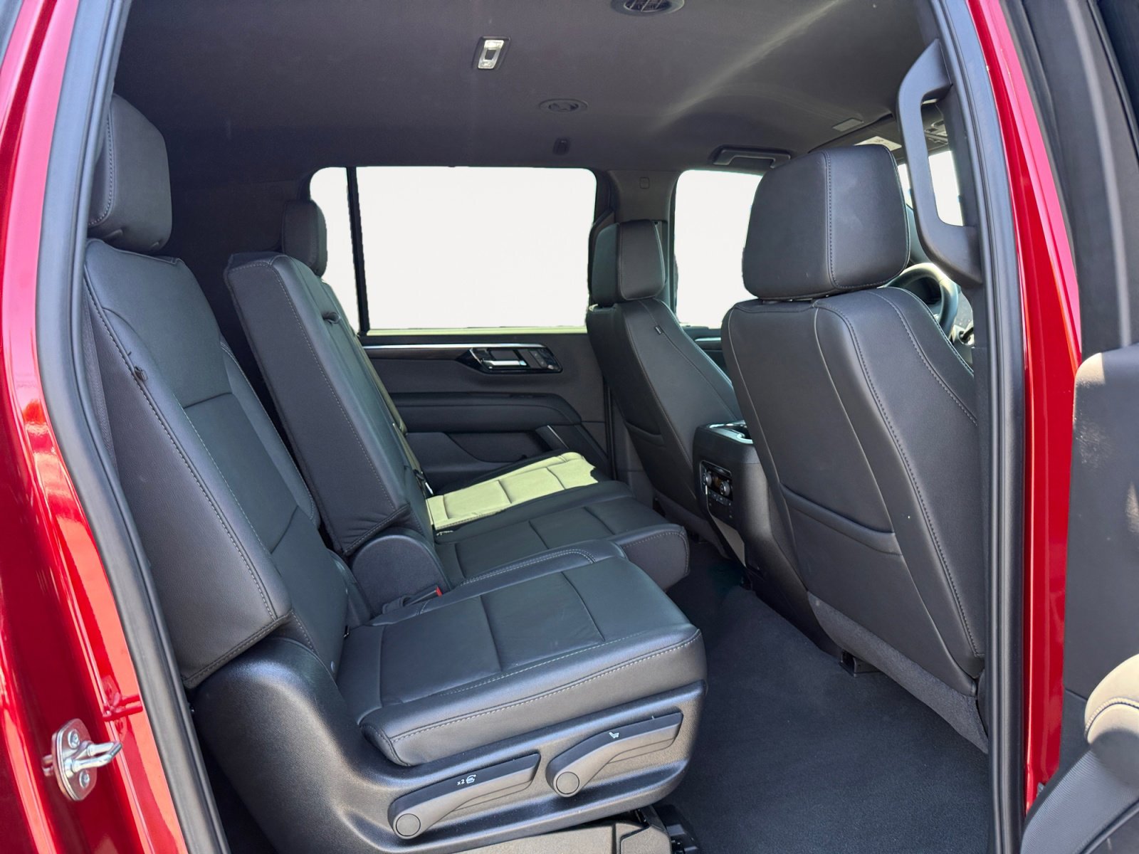 Used 2025 Chevrolet Suburban LT w/ Comfort Package AWD/4WD image 18