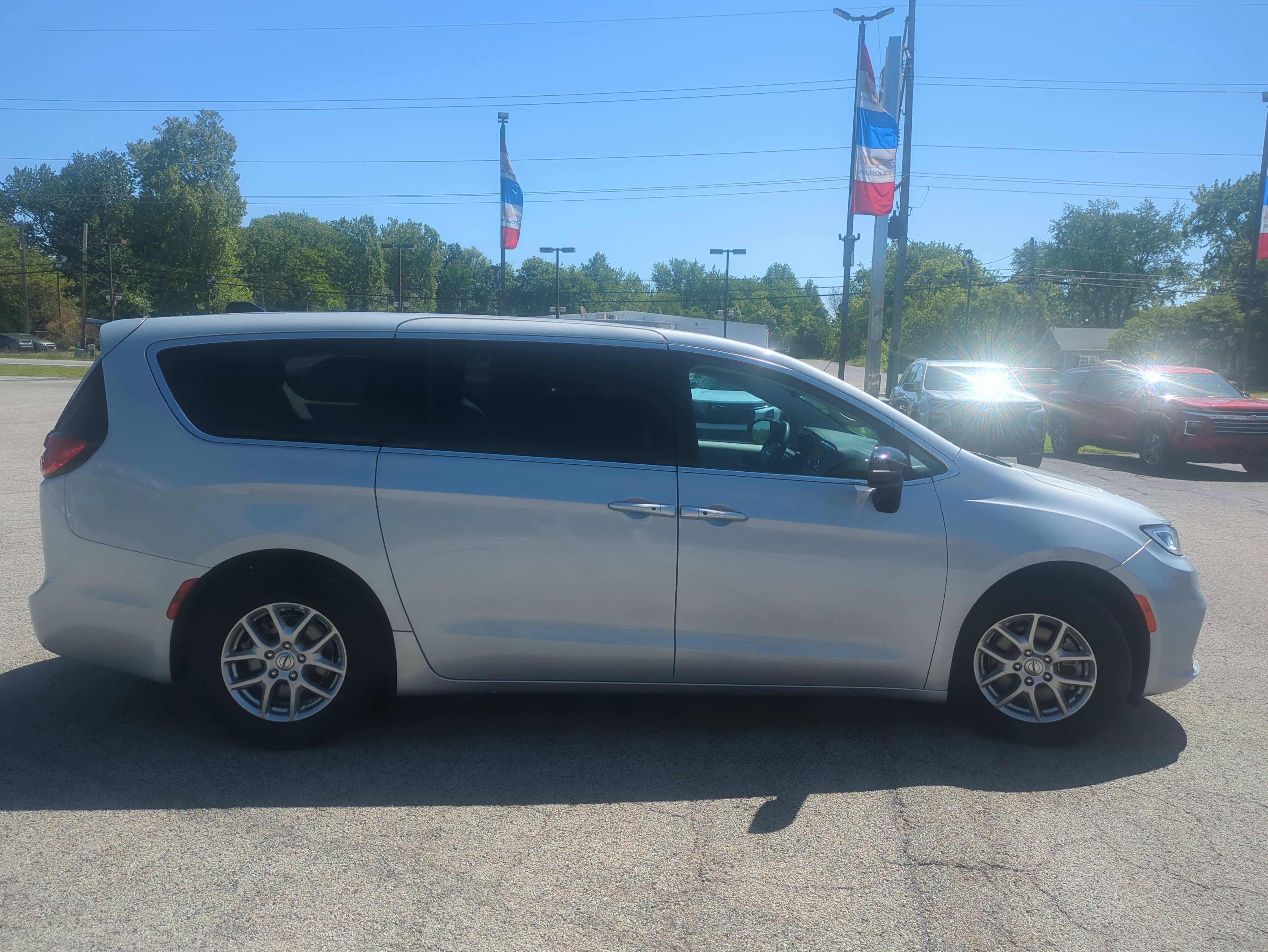 Used 2024 Chrysler Pacifica Touring-L FWD image 4