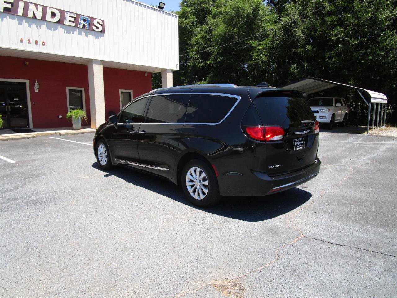 Used 2019 Chrysler Pacifica Touring-L FWD image 3
