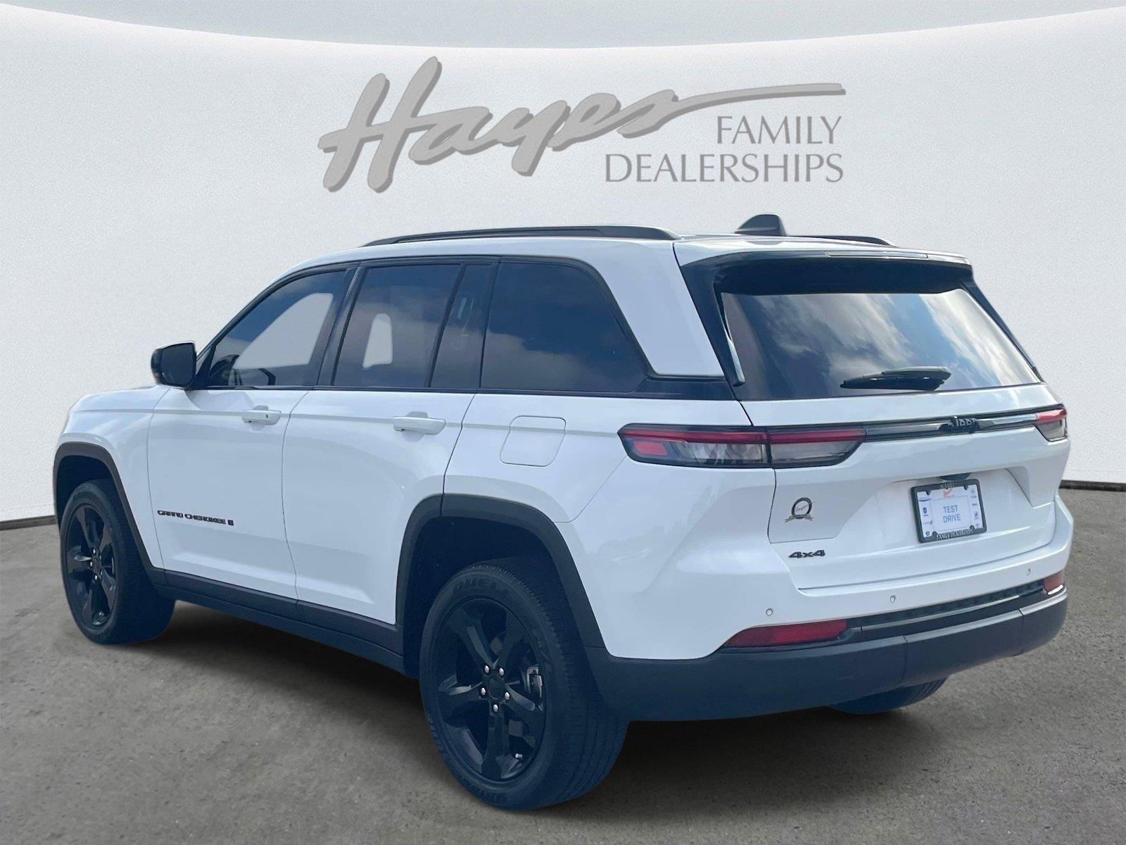 Used 2023 Jeep Grand Cherokee Altitude AWD/4WD image 5