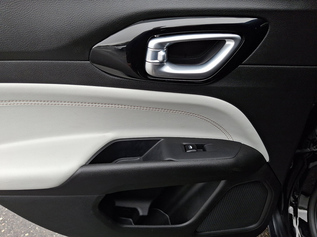 Used 2025 Jeep Compass Limited image 19