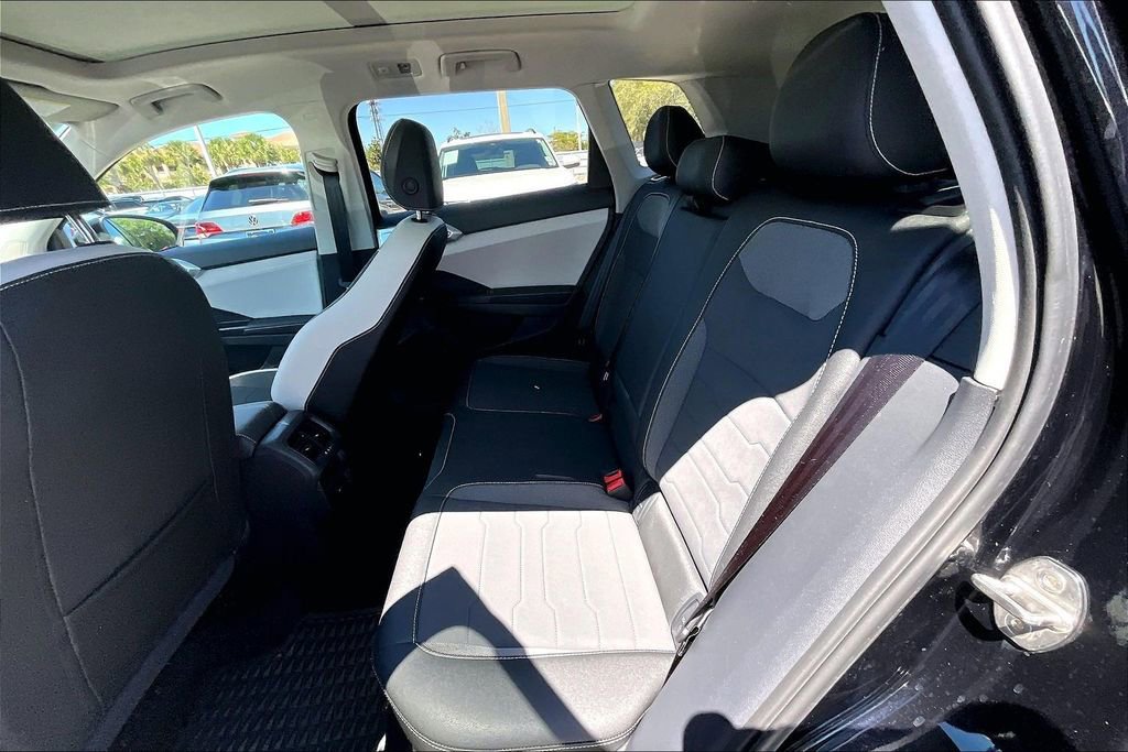 Certified 2025 Volkswagen Taos SE w/ Panoramic Sunroof Package image 17