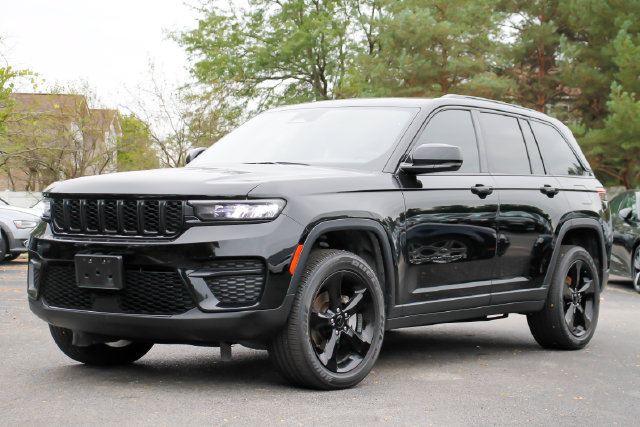 Used 2024 Jeep Grand Cherokee Altitude AWD/4WD image 2