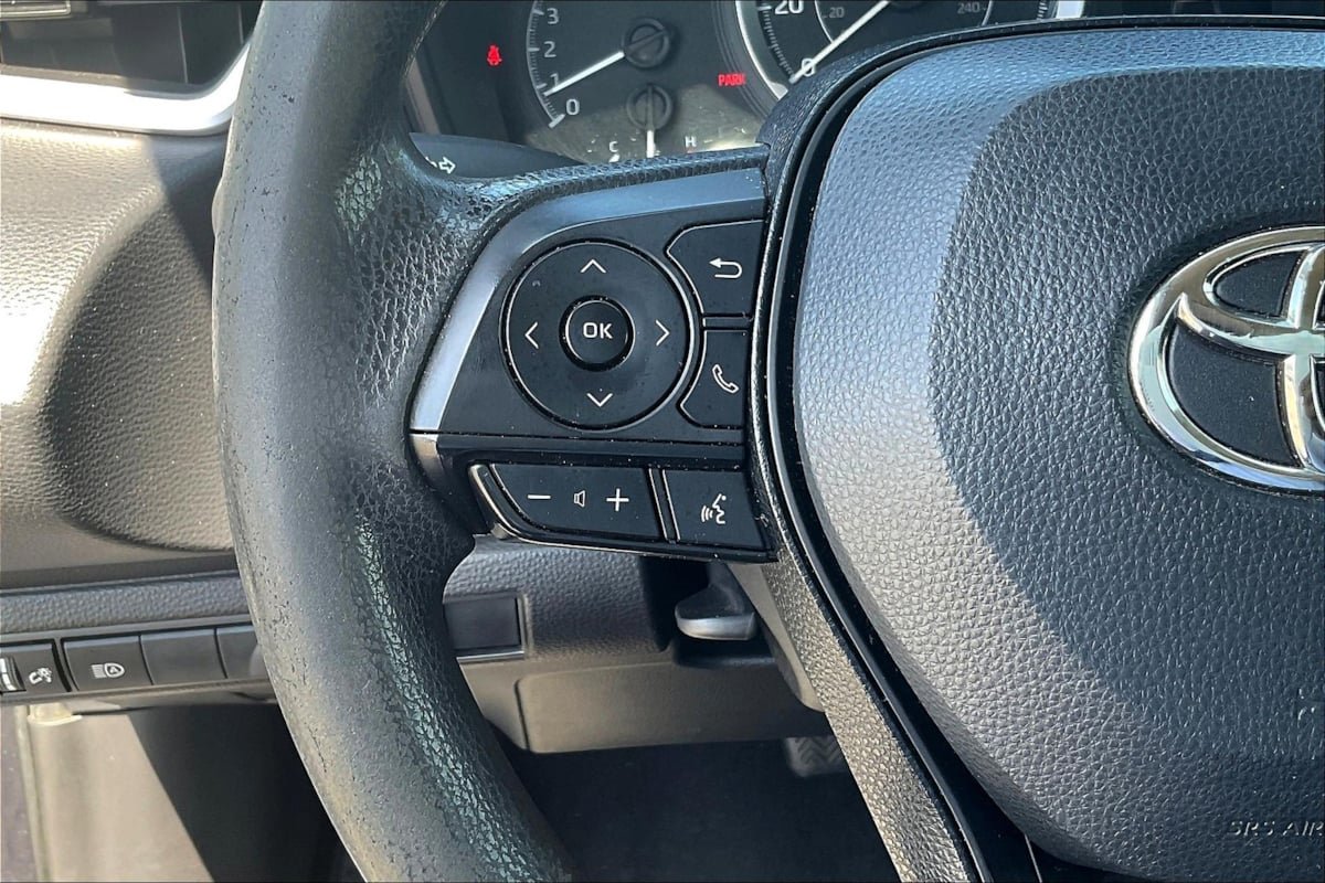 Used 2020 Toyota Corolla LE FWD image 18