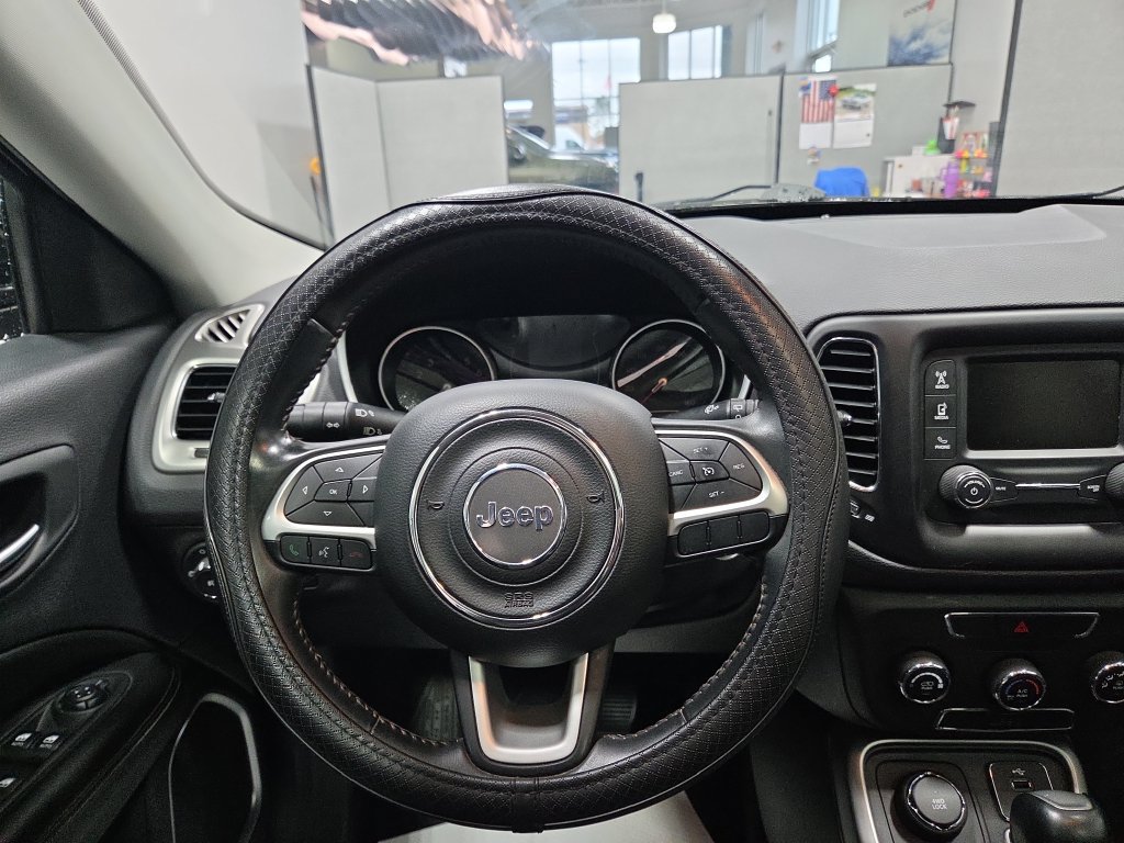 Used 2018 Jeep Compass Latitude AWD/4WD image 29