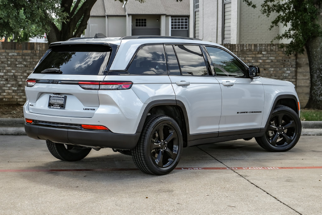 Used 2023 Jeep Grand Cherokee Limited w/ Black Appearance Package AWD/4WD image 17