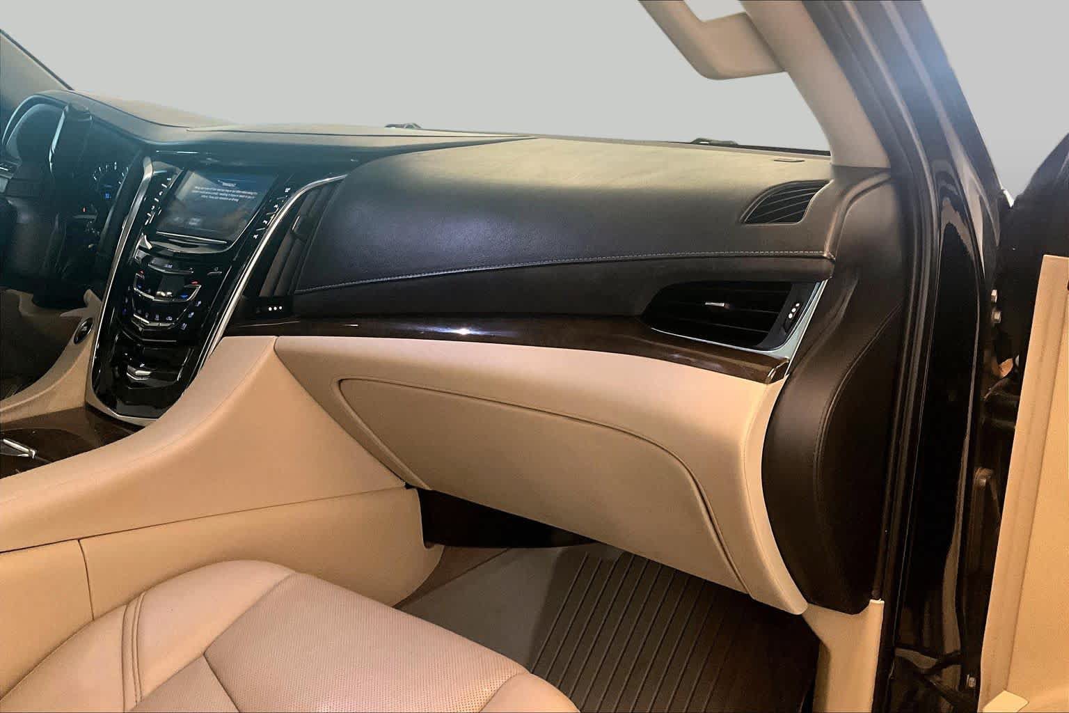 Used 2019 Cadillac Escalade Luxury AWD/4WD image 16