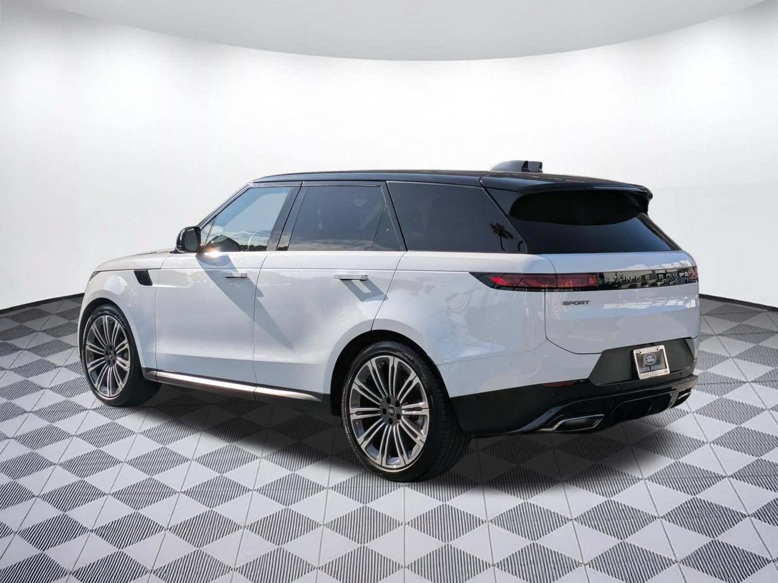 Used 2024 Land Rover Range Rover Sport SE AWD/4WD image 3